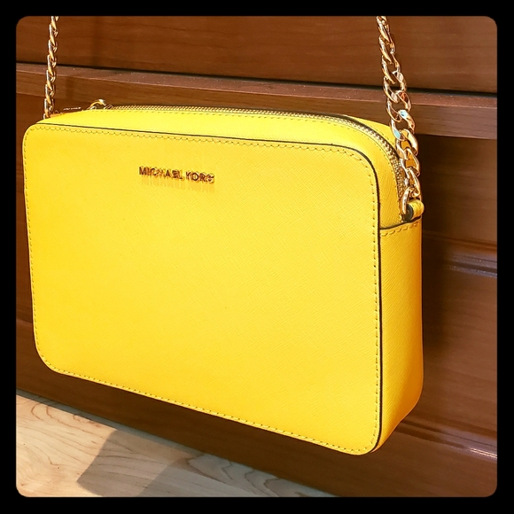 Michael Kors Handbags - NWT michael kors crossbody